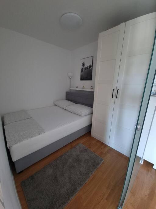 Apartment With Seaview + Private Garage Parking Split Exteriör bild